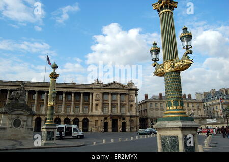 Doublure de colonnes le côté de la Place de la Concorde à Paris. Banque D'Images