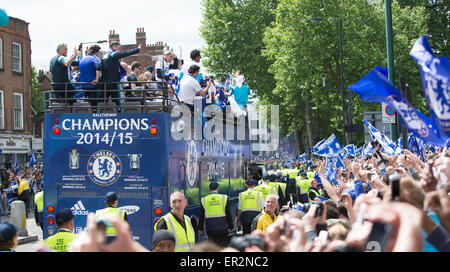 Londres, King's Road au cours de la Premier League Chelsea FC Revue de la victoire à Londres. 25 mai, 2015. José Mourinho, le manager de Chelsea, est assis à l'arrière de l'autobus transportant les joueurs se déplace vers le bas le chemin du Roi au cours de la Premier League Chelsea FC Revue de la victoire à Londres, Angleterre le 25 mai 2015. Crédit : Richard Washbrooke/Xinhua/Alamy Live News Banque D'Images