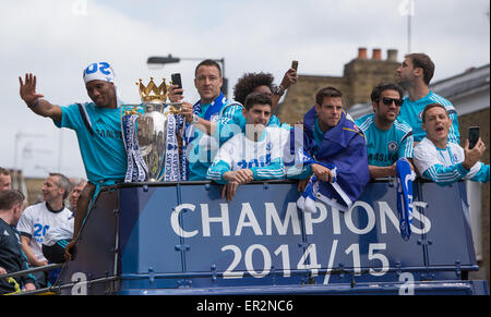 Londres, Royaume-Uni. 25 mai, 2015. Premier League Trophy alors que le bus transportant les joueurs se déplace vers le bas le chemin du Roi au cours de la Premier League Chelsea FC Revue de la victoire à Londres. 25 mai, 2015. Didier Drogba(1er, L) et John Terry(2e, g) Organiser la Premier League Trophy alors que le bus transportant les joueurs se déplace vers le bas le chemin du Roi au cours de la Premier League Chelsea FC Revue de la victoire à Londres, Angleterre le 25 mai 2015. Crédit : Richard Washbrooke/Xinhua/Alamy Live News Banque D'Images