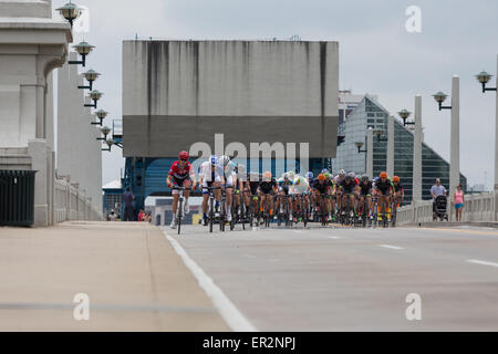 Chattanooga, Tennessee, USA. 25 mai, 2015. Les cyclistes professionnels concurrence dans l'USA Cycling 2015 Course sur route Championnat National Pro (hommes), événement qui a eu lieu dans les rues de Chattanooga, Tennessee, USA. Credit : TDP Photography/Alamy Live News Banque D'Images