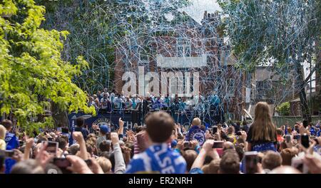 Londres, Royaume-Uni. 25 mai, 2015. Téléscripteur bleu sont libérés comme les fans de célébrer la victoire de Chelsea Titre Premier League 2014/2015 au cours de la Premier League Chelsea FC Revue de la victoire à Londres, Angleterre le 25 mai 2015. Crédit : Richard Washbrooke/Xinhua/Alamy Live News Banque D'Images