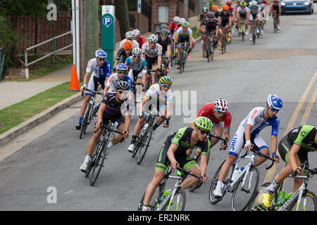 Chattanooga, Tennessee, USA. 25 mai, 2015. Les cyclistes professionnels concurrence dans l'USA Cycling 2015 Course sur route Championnat National Pro (hommes), événement qui a eu lieu dans les rues de Chattanooga, Tennessee, USA. Credit : TDP Photography/Alamy Live News Banque D'Images