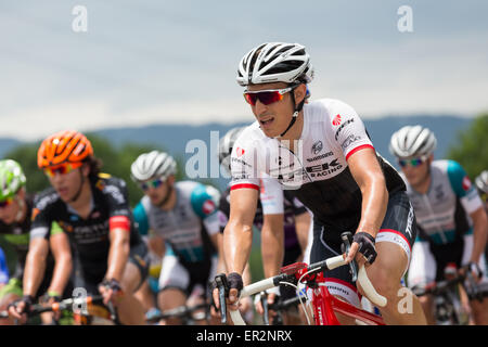 Chattanooga, Tennessee, USA. 25 mai, 2015. Gagnant, Matthew Busche, en compétition dans le championnat national 2015 USA Cycling Road Race Pro (Hommes)--l'événement qui a eu lieu dans les rues de Chattanooga, Tennessee, USA- - voyage dans le pelaton pendant les premières étapes de la course. Credit : TDP Photography/Alamy Live News Banque D'Images