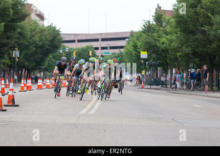 Chattanooga, Tennessee, USA. 25 mai, 2015. Les cyclistes professionnels concurrence dans l'USA Cycling 2015 Course sur route Championnat National Pro (hommes), événement qui a eu lieu dans les rues de Chattanooga, Tennessee, USA. Credit : TDP Photography/Alamy Live News Banque D'Images