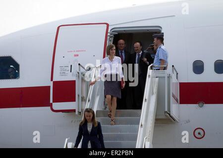 Palmerola, au Honduras. 25 mai, 2015. Reine Letizia d'Espagne arrive à la base aérienne militaire Enrique Soto Cano, à Palmerola, au nord de Tegucigalpa, Honduras, le 25 mai 2015. Reine Letizia d'Espagne est arrivé au Honduras le lundi pour une visite de deux jours. Credit : Rafael Ochoa/Xinhua/Alamy Live News Banque D'Images