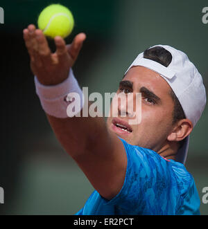 Paris, France. 25 mai, 2015. L'Argentine Facundo Arguello sert au cours de la première ronde du tournoi match contre Andy Murray de la Grande-Bretagne à l'Open de France 2015 Tournoi de tennis à Roland Garros, à Paris, France le 25 mai 2015. Facundo Arguello a perdu 0-3. Crédit : Chen Xiaowei/Xinhua/Alamy Live News Banque D'Images