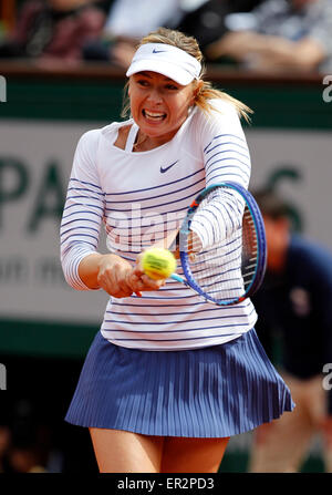 Paris, France. 25 mai, 2015. Maria Sharapova de Russie fait concurrence au cours de la première série de match contre Kaia Kanepi de l'Estonie à l'Open de France 2015 Tournoi de tennis à Roland Garros, à Paris, France le 25 mai 2015. Sharapova a gagné 2-0. Credit : Han Yan/Xinhua/Alamy Live News Banque D'Images