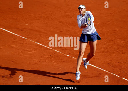 Paris, France. 25 mai, 2015. Maria Sharapova de Russie fait concurrence au cours de la première série de match contre Kaia Kanepi de l'Estonie à l'Open de France 2015 Tournoi de tennis à Roland Garros, à Paris, France le 25 mai 2015. Sharapova a gagné 2-0. Credit : Han Yan/Xinhua/Alamy Live News Banque D'Images