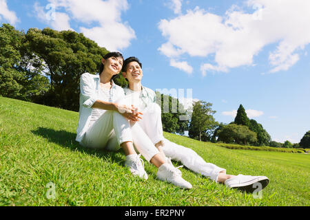 Heureux couple japonais dans un parc Banque D'Images