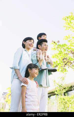 Heureux famille japonaise dans un parc de la ville Banque D'Images