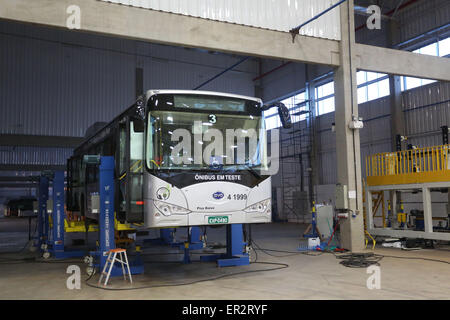 (150526) -- CAMPINAS, 26 mai 2015 (Xinhua) -- Image prise le 22 mai 2015 montre un bus électrique dans l'immeuble qui abritera une usine de la société de véhicules électriques BYD de Chine, dans la ville de Campinas, état de Sao Paulo, Brésil. BYD, un producteur chinois de véhicules électriques et des panneaux solaires, contribuera au vert Rio de Janeiro Jeux olympiques l'année prochaine. "Le Brésil est le deuxième plus grand marché dans le monde. Et nous croyons dans le potentiel du Brésil de renforcer sa position comme l'un des plus grands marchés pour l'énergie propre", a déclaré Adalberto Maluf, directrice du marketing et affaires gouvernementales pour Banque D'Images