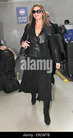 Brooke Shields arrive à l'Aéroport International de Los Angeles (LAX) vêtus de noir comprend : Brooke Shields Où : Los Angeles, California, United States Quand : 20 novembre 2014 Source : WENN.com Banque D'Images