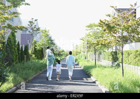 Heureux famille japonaise dans un parc de la ville Banque D'Images