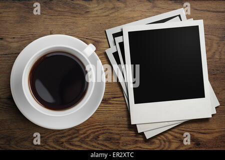 Tasse à café et cadres photo Polaroid sur table Banque D'Images