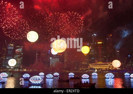 Le Singapour est éclairé par les feux d'artifice pour le nouvel an dans la Marina Bay Central Business District (CBD) Banque D'Images