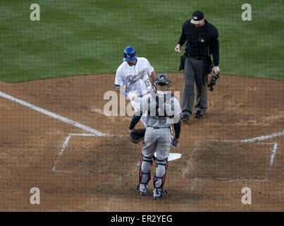 Los Angeles, Californie, États-Unis d'Amérique, USA. 25 mai, 2015. Los Angeles Dodgers Andre Ethier, droite, frappe un home run comme Atlanta Braves catcher Bethancourt chrétienne ressemble au cours de la huitième manche d'un match de baseball à Los Angeles, lundi 25 mai, 2015.ARMANDO Armando Arorizo ARORIZO : Crédit/Prensa Internacional/ZUMA/Alamy Fil Live News Banque D'Images