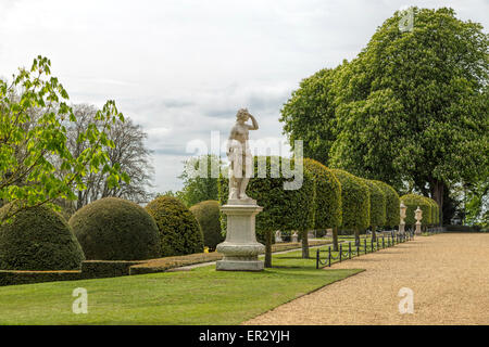 L'humeur du printemps, feuillage vert luxuriant sur les arbres et parfait en topiaire Waddesdon Manor Gardens, Aylesbury, Angleterre, Royaume-Uni Banque D'Images