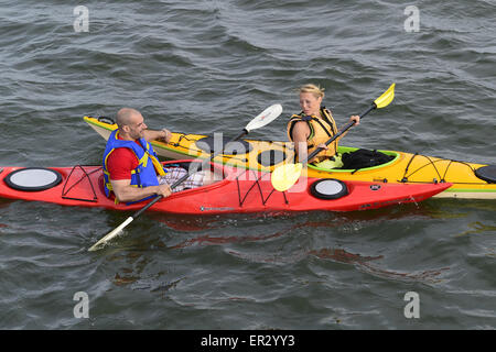 Merrick du sud, New York, USA. 24 mai, 2015. Un jeune homme et femme sont kayak en Merrick Bay le long de la rive sud du parc de prélèvement et conservation au cours du week-end du Memorial Day. Le kayak rouge et jaune Caroline avait kayak avait écrit sur Montauk leurs arcs. © Ann Parry/ZUMA/Alamy Fil Live News Banque D'Images