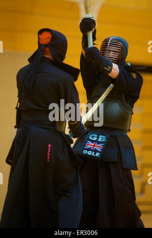 Tokyo, Japon. 26 mai, 2015. James Ogle (droite) de l'équipe de Kendo GO formation, à Tokyo, au Japon, pour la 16e Championnats du Monde de Kendo qui aura lieu ce week-end 30 et 31 mai. Crédit : Peter Blake/Alamy Live News Banque D'Images