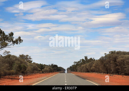 Longue ligne droite plate road dans l'outback de l'Australie Banque D'Images