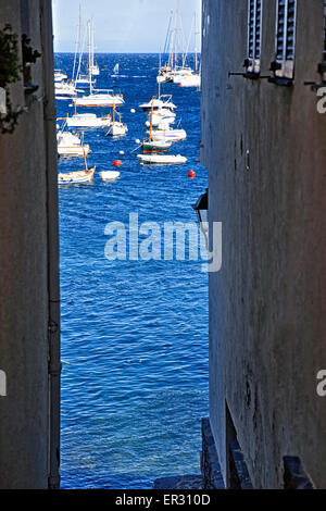 Vue de Cadaques et port de bateaux rue étroite en été Banque D'Images