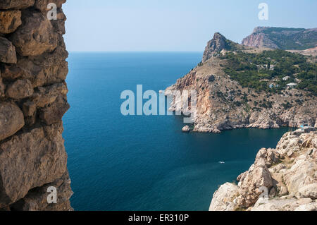 La Russie, la Crimée, Balaklava. L'entrée de la mer dans la baie de Balaklava. Vue depuis les ruines de l'ancienne forteresse génoise. Banque D'Images