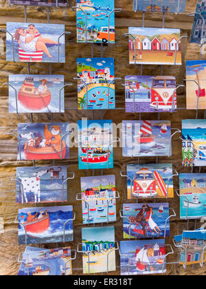 Cartes postales du bord de mer à vendre dans un rack à l'extérieur d'un magasin à Whitby, North Yorkshire, UK Banque D'Images