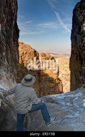 Randonneur à la fenêtre avec sa vue de Désert de Chihuahuan de montagnes Chiso à Big Bend National Park, Texas, États-Unis Banque D'Images