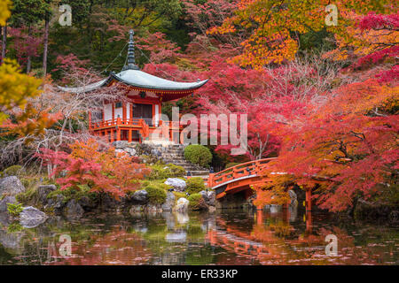 Temple Daigoji dans les érables, momiji saison, Kyoto, Japon Banque D'Images