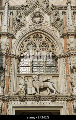 Près de la Porta della Carta entrée du palais des Doges à Venise Italie dispose de St Mark et Lion ailé de Saint Marc Banque D'Images