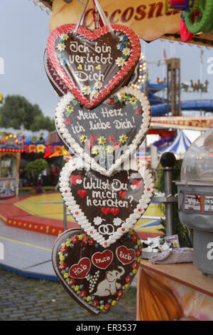 DEU, Allemagne, Düsseldorf, fête foraine sur les rives du Rhin dans le quartier Oberkassel, coeurs de pain d'épices. DEU Banque D'Images