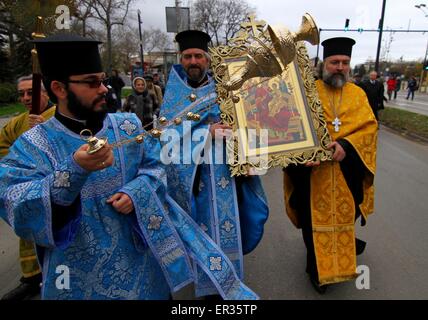 Les prêtres orthodoxes bulgares tenez le icônes miraculeuses de la Vierge Marie et de Saint George en tant que pèlerins d'essayer de les toucher lors d'une procession en plein air et de marquage de masse le jour de la famille chrétienne orthodoxe dans la ville de la mer Noire de Varna, Bulgarie, vendredi, Novembre 21, 2014. Chaque année des milliers de croyants à prendre part à cette procession prier pour la bonne santé. Photo par : Petar Petrov/Impact Presse Groupe/ comprend : Bulgarie Icônes miraculeuses où : Varna, Bulgarie Quand : 21 Novembre 2014 : Impact de crédit Presse Groupe/WENN.com Banque D'Images