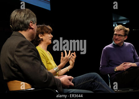 Hay Festival, Powys, Wales - Mardi 26 Mai 2015 - Jour 6 - Directrice Susan Roberts center prend part à une discussion sur le film événement BBC roses noires - l'Assassinat de Sophie Lancaster avec l'écrivain et poète Simon Armitage à gauche et présidé par Cassian Harrison à la droite. Sophie Lancaster a été assassiné dans un parc en 2007. Banque D'Images