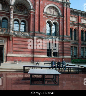 V&A, Londres, Royaume-Uni. 26 mai 2015. L'architecte mexicain Frida Escobedo installation 'vous savez que vous ne pouvez pas voir vous-même si bien que par réflexion" est dévoilé à la presse pour marquer l'année du Mexique dans l'UK. Le pavillon est inspiré de Tenochtitlán, la ville mexicaine qui a été construit sur un lac. Directeur du V&A Martin Roth se détend sur l'installation avec l'architecte Frida Escobedo et ambassadeur du Mexique auprès de l'UK Diego Gomez-Pickering. Credit : Malcolm Park editorial/Alamy Live News Banque D'Images