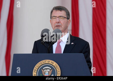 Arlington, Virginia. 25 mai, 2015. Le secrétaire américain à la défense Ash Carter parle à un événement Memorial Day au cimetière national d'Arlington, le 25 mai 2015 à Arlington, en Virginie. Crédit : Olivier Douliery/Piscine via CNP - PAS DE SERVICE DE FIL - Crédit : dpa/Alamy Live News Banque D'Images