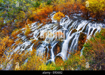 Jiuzhaigou scenic cascade Shuzheng dans le Sichuan, Chine Banque D'Images