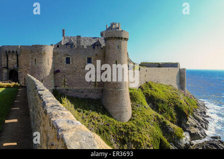 France Bretagne Fort La Latte forteresse du xive siècle, évoquant une pure construction au-dessus de la mer que pour ses caractéristiques a été choisi comme l'emplacement pour de nombreux films, dont les Vikings en 1958 et même la musique videos.Vue du château à partir de la première des deux ponts mobiles Banque D'Images