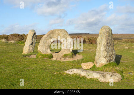 Men-an-Tol pierres mégalithiques formation à Cornwall, en Angleterre. Banque D'Images