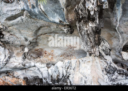 Peintures antiques sur mur grotte de l'île est d'attractions touristiques dans la baie de Phang Nga ou Parc National Ao Phang Nga, Thaïlande Banque D'Images