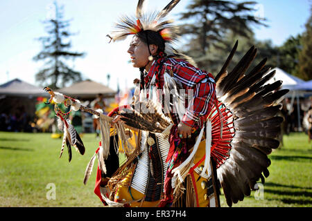 Habillés en costume de cérémonie traditionnelles autochtones américains prend part à des danses traditionnelles au cours de la Journée du patrimoine de pow-wow annuel le 25 novembre 2014 à South Gate, Californie. Banque D'Images