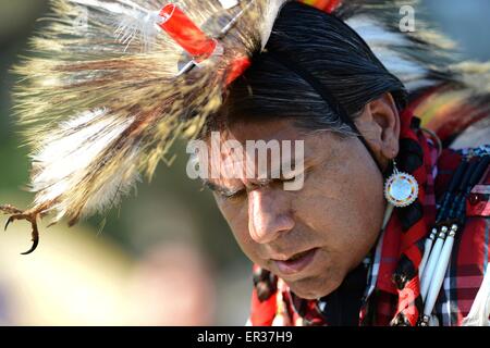 Habillés en costume de cérémonie traditionnelles autochtones américains prend part à des danses traditionnelles au cours de la Journée du patrimoine de pow-wow annuel le 25 novembre 2014 à South Gate, Californie. Banque D'Images