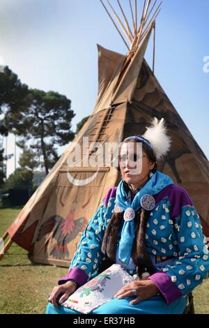 United States Navy Premier maître et Native American Linda Ancienne Horn-Purty, membre de la Tribu du corbeau au cours de la Journée du patrimoine de pow-wow annuel le 25 novembre 2014 à South Gate, Californie. Banque D'Images