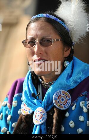 United States Navy Premier maître et Native American Linda Ancienne Horn-Purty, membre de la Tribu du corbeau au cours de la Journée du patrimoine de pow-wow annuel le 25 novembre 2014 à South Gate, Californie. Banque D'Images