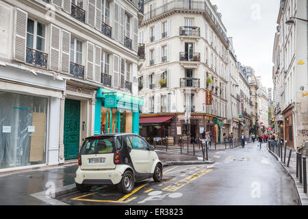 Paris, France - 10 août 2014 : petite voiture Smart blanc se trouve sur la rue de Paris, les touristes à pied sur la Rue St André des Arts Banque D'Images