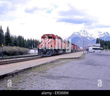 CP 5919 mail train dans Banff, Banff National Park, Alberta, Canada. Banque D'Images