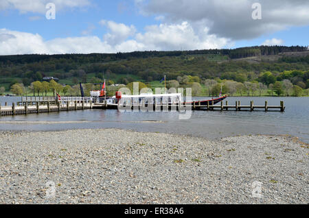 Un bateau à vapeur sur l'eau dans le Coniston Lake District en Cumbrie Banque D'Images