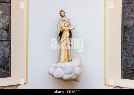 Statue de la Vierge Marie portant l'Enfant Jésus dans une maison à Medjugorje Banque D'Images