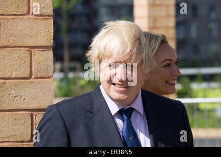 Londres, Royaume-Uni, 26 mai 2015 : Le maire de Londres Boris Johnson s'occupe de ouvre de nouvelles Olympic Park Orchard pour marquer la Semaine de l'arbre à Londres Mandeville Place dans le parc Queen Elizabeth Olympic Park, Londres. Crédit photo : Voir Li/Alamy Live News Banque D'Images