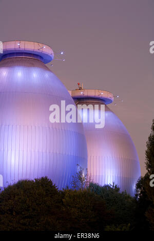 L'Europe, l'Allemagne, en Rhénanie du Nord-Westphalie, Ruhr, Bottrop, digestion tours de l'usine de clarification au niveau de la rivière Emscher Banque D'Images