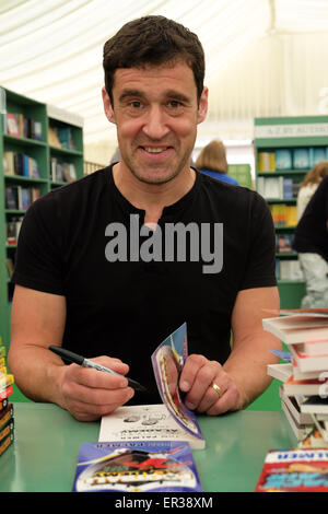 Hay Festival, Powys, Wales - Mardi 26 Mai 2015 - Jour 6 - Children's author Tom Palmer signe des exemplaires de son dernier roman livres sur le football et rugby dans la librairie du Festival. Banque D'Images